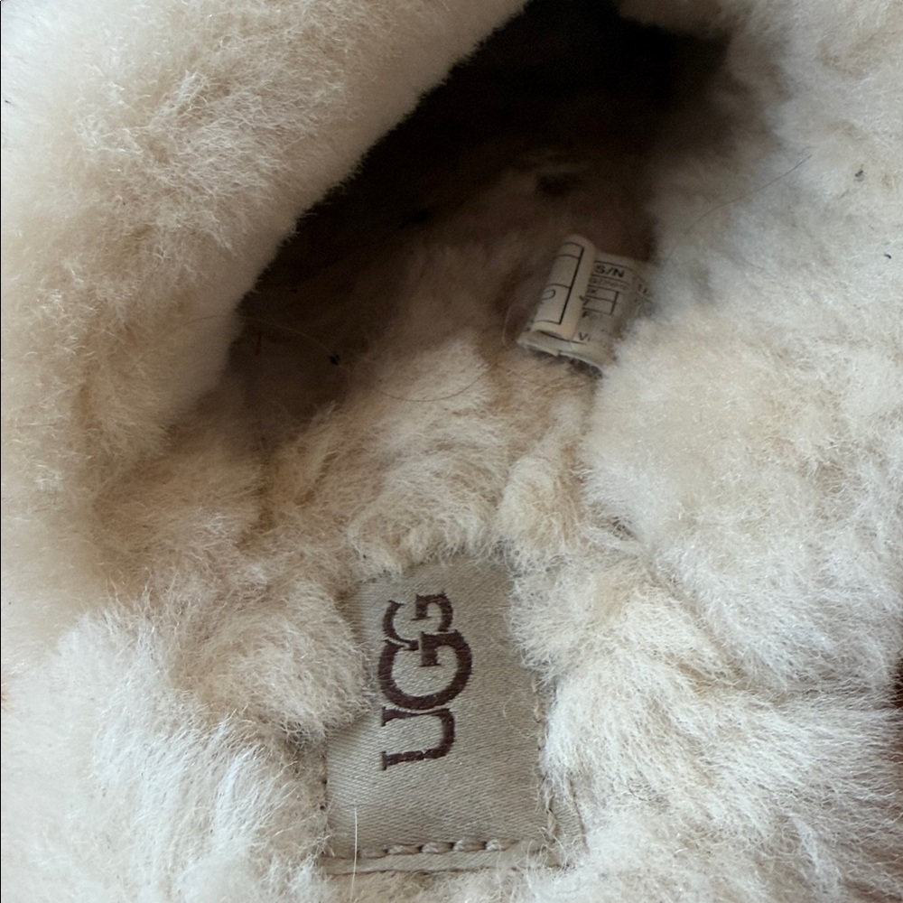 Ugg Slippers - US size 9 - Picture 2 of 7